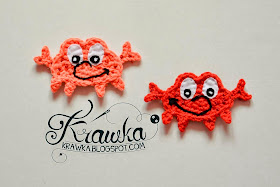 Aplikacja zrobiona na szydełku czerwony i łososiowy krab. Aplique or aplication crocheted in amigurumi style red and salmon crab.