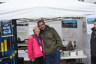 Arja Jalkanen-Meyer et Henry Kam devant le stand AJForm au salon Euronordicwalk 2016