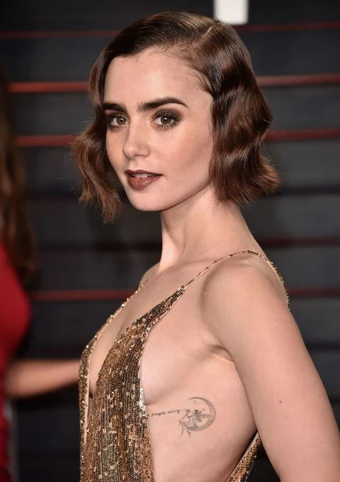 tatuaje de hada en el costado de la popular actriz Lily Collins