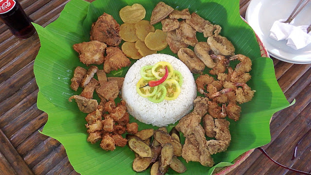 boodle-fight food at Juvie's Resort Hotel and Restaurant in San Roque, Catbalogan Samar