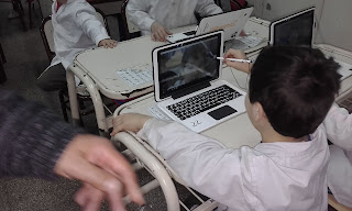 Se observa en la imagen un alumnos explorando las funciones del dispositivo