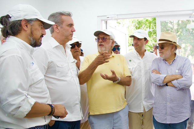  CEB presenta proyecto de energía renovable al presidente Abinader en Isla Saona