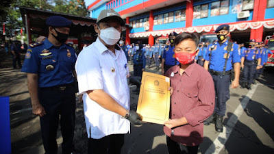 Kegigihan Petugas , Pemkot Bandung Beri Bea Siswa Bagi Anak-anak Petugas  Damkar