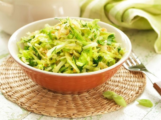 Топ-5 салатів з молодої капусти: як поєднати приємне з корисним