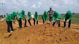 Tak mau Kalah, Persit KCK Cabang XLIX Ikut Gotong Royong dalam TMMD