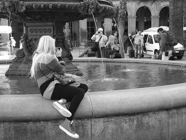 barcelona young girl plaza real fountain