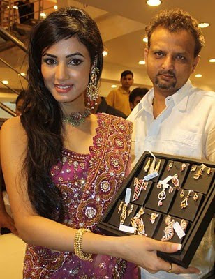 Sonal Chauhan inaugurates Chhabra 555 jewellery store