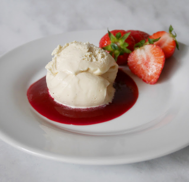 Vanille-Eis selbstgemacht, schmeckt wie in der Eisdiele, nur besser.