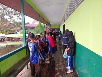 Sekolah di Embaloh Hilir Bersihkan Sisa Banjir untuk Persiapan KBM