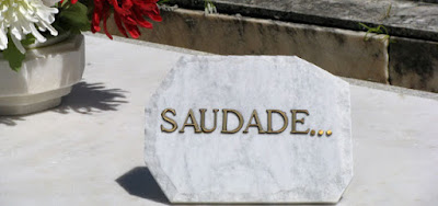 palavra saudade num túmulo