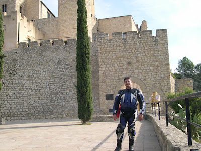 Yo en el castillo de Castellet