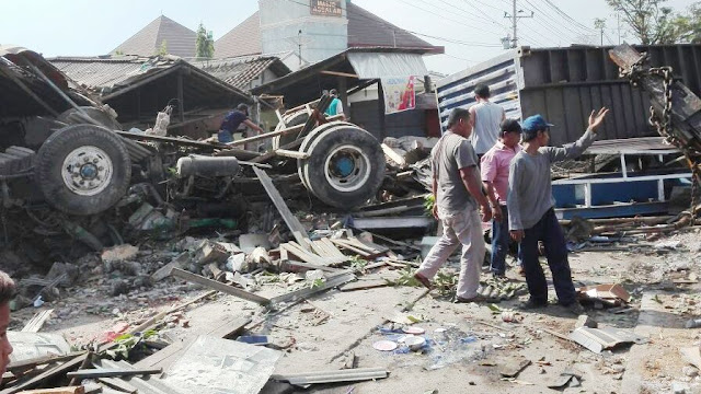 Truk Kontainer Tabrak Beberapa Mobil dan Motor, Lima Tewas Seketika