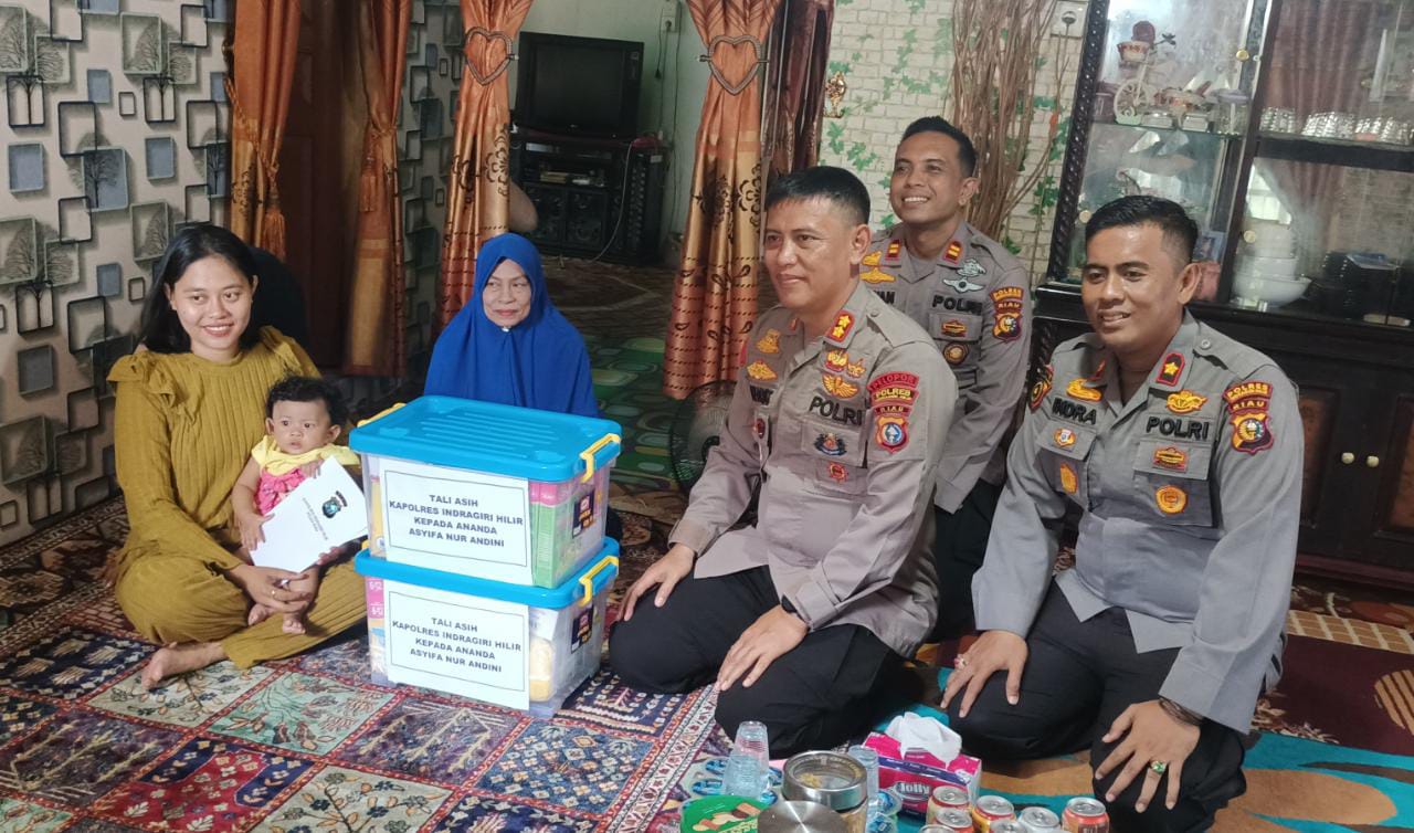 Kapolres Inhil AKBP Norhayat SIK didampingi Wakapolres dan Kasat Polairud saat berkunjung ke rumah Asyfa Nur Andini