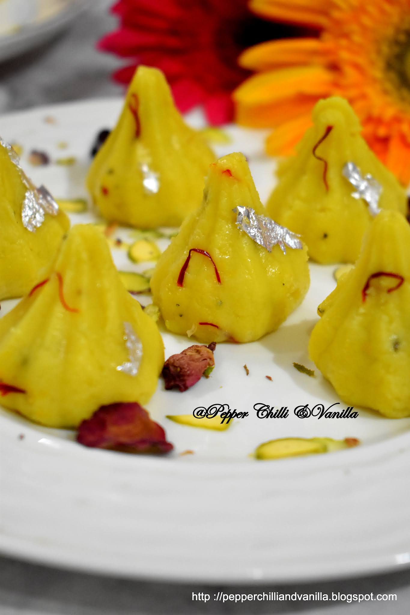 easy kesar mawa modak recipe,easy mawa modak recipe,khavyache modak