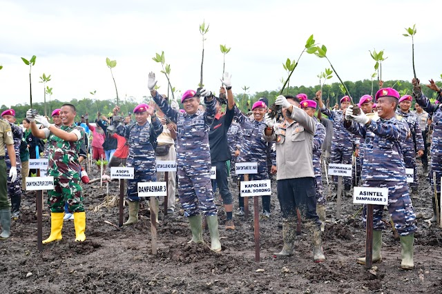 Hari Mangrove Sedunia, Pasmar 3 Laksanakan Aksi Save Our Earth di Pantai Warmon Sorong 