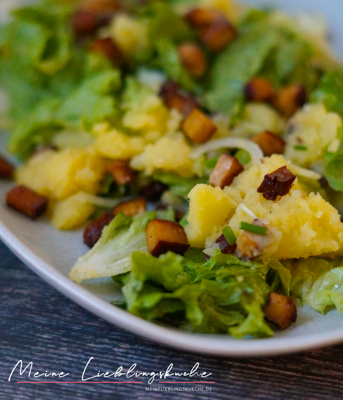 veganer Kartoffelstampf mit Endivien Salat und Räuchertofu