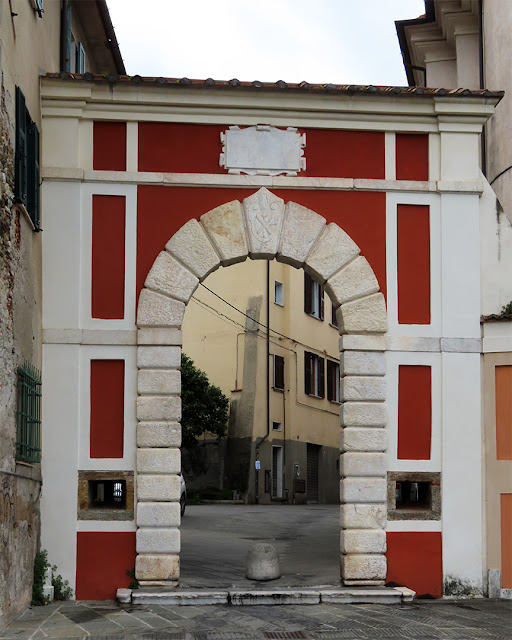 Porta del Ponte (Gate of the Bridge), Arch of Alberico I Cybo-Malaspina, Via San Martino, Massa