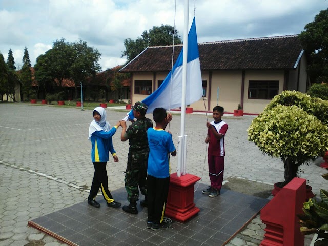 ANGGOTA KORAMIl 02 NGUTER MEMBERIKAN LDKO SMPN 2 NGUTER