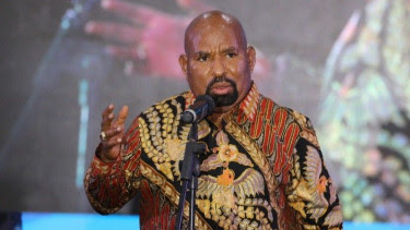 Bukan Hanya Foya-Foya di Kasino, Gubernur Papua Lukas Enembe Juga Belanja Jam Tangan Mewah  