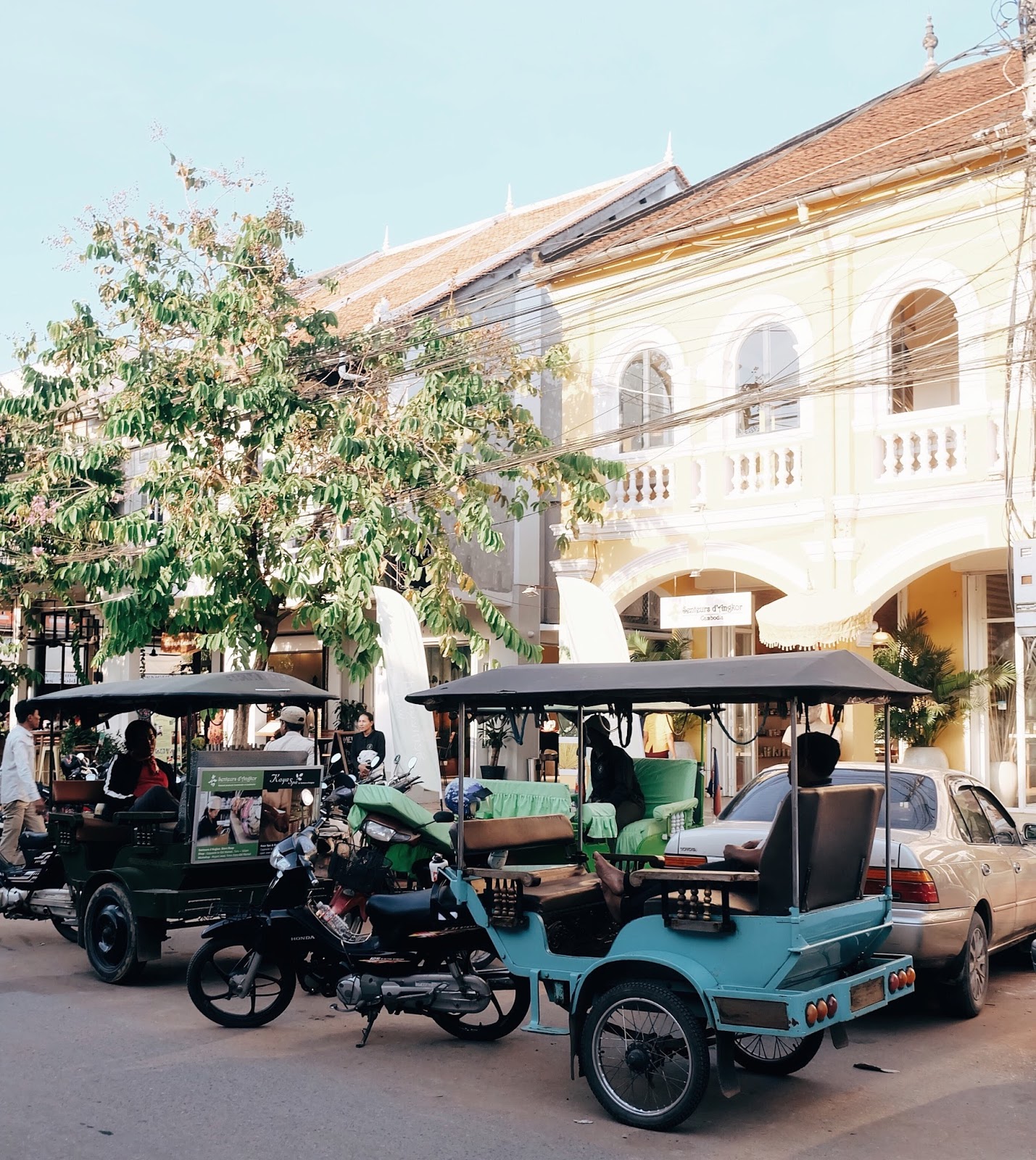 Kota Siem Reap bagi saya sendiri seperti kota yang gersang dan tandus Dari pengalaman saya ada baiknya kalian menyiapkan masker buff syall pashmina karena