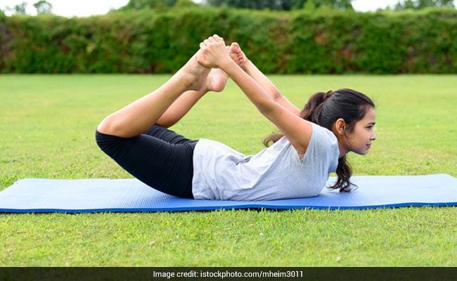 Joven practicando yoga