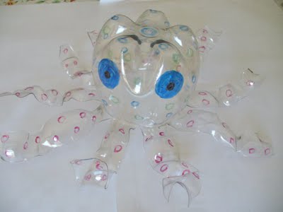 Piccoli animali con il riciclo creativo bottiglie di plastica