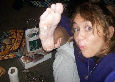 Miley Cyrus Has Foot Fungus Posted by H4bib at 356 AM