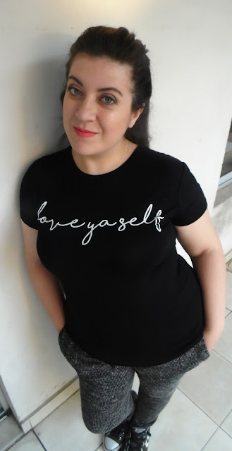 Black "Love YaSelf" print T-shirt(Femme Luxe) Sala de Maquillaje