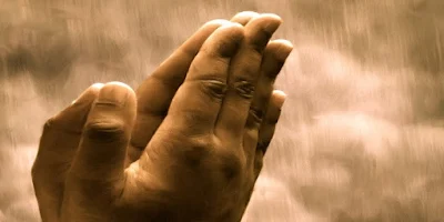 mãos juntas em oração