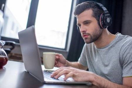 hombre trabajando con audifonos