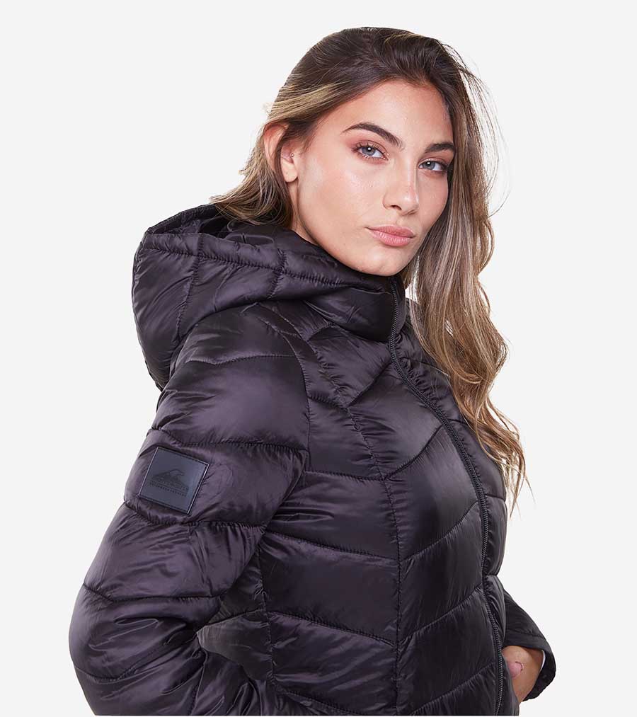 campera inflable larga con capucha Montagne mujer otoño invierno 2024