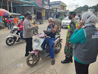 GELAR YUSTISI GABUNGAN POLSEK SUNGAI PINANG BAGI MASKER DAN HIMBAU WARGA DISIPLIN PROKES