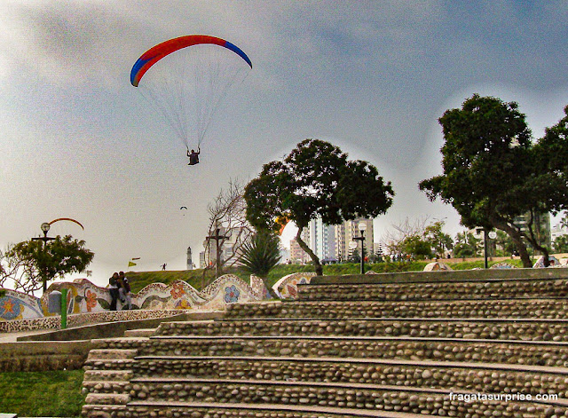 Paragliding no Parque do Amor, Lima
