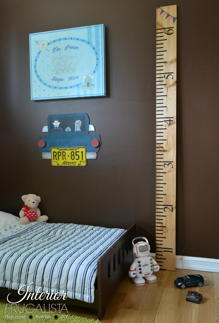 This easy yardstick growth chart is a wonderful personalized handmade gift idea for a baby shower, first birthday, or Christmas that they'll cherish.