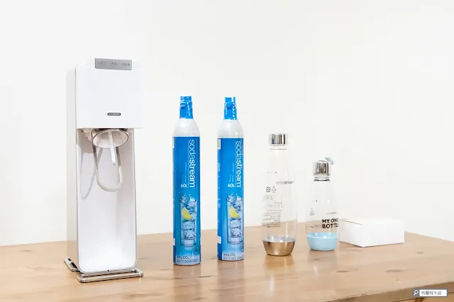 SodaStream Power Source 內容物包含：氣泡水機、氣泡鋼瓶、專用水瓶、變壓器