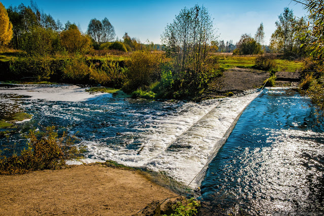 Ступени каскадного водопада и пена воды