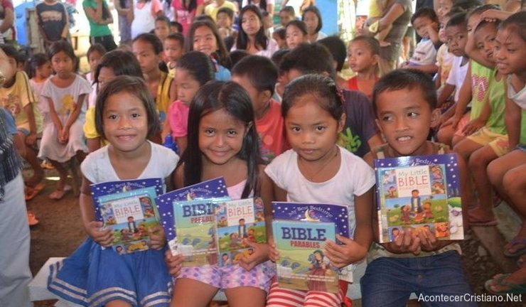 Niños filipinos con Biblias