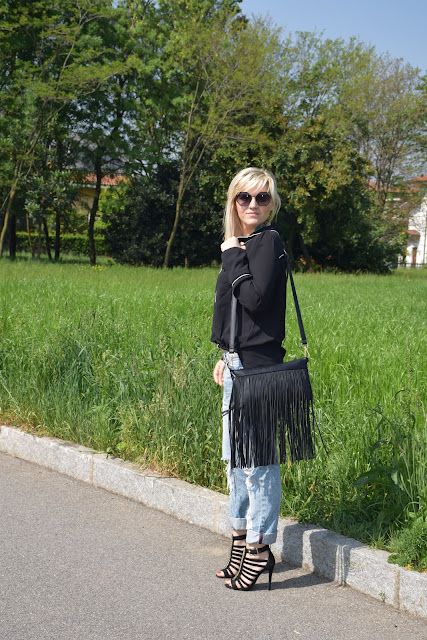 borsa con frange outfit nero black outfit how to wear black how to combine black how to match black april outfit spring outfit mariafelicia magno fashion blogger color block by felym fashion bloggers italy italian fashion bloggers fringed bag