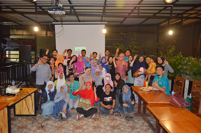 Keseruan foto bareng selesai acara Durian Blogger Medan