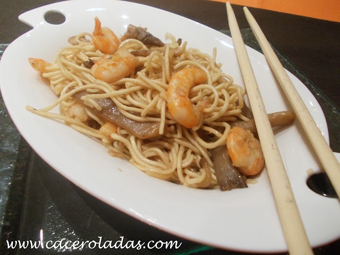 Fideos chinos con gambas y setas