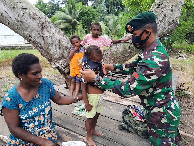 Kenalkan Budaya Jawa Pada Anak Papua, Satgas Yonif MR 413 Kostrad Berikan Baju Batik Solo