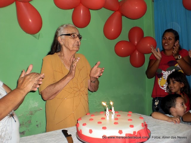 Dona Raimunda Ferreira comemora, juntamente com familiares, seus 83 anos de idade