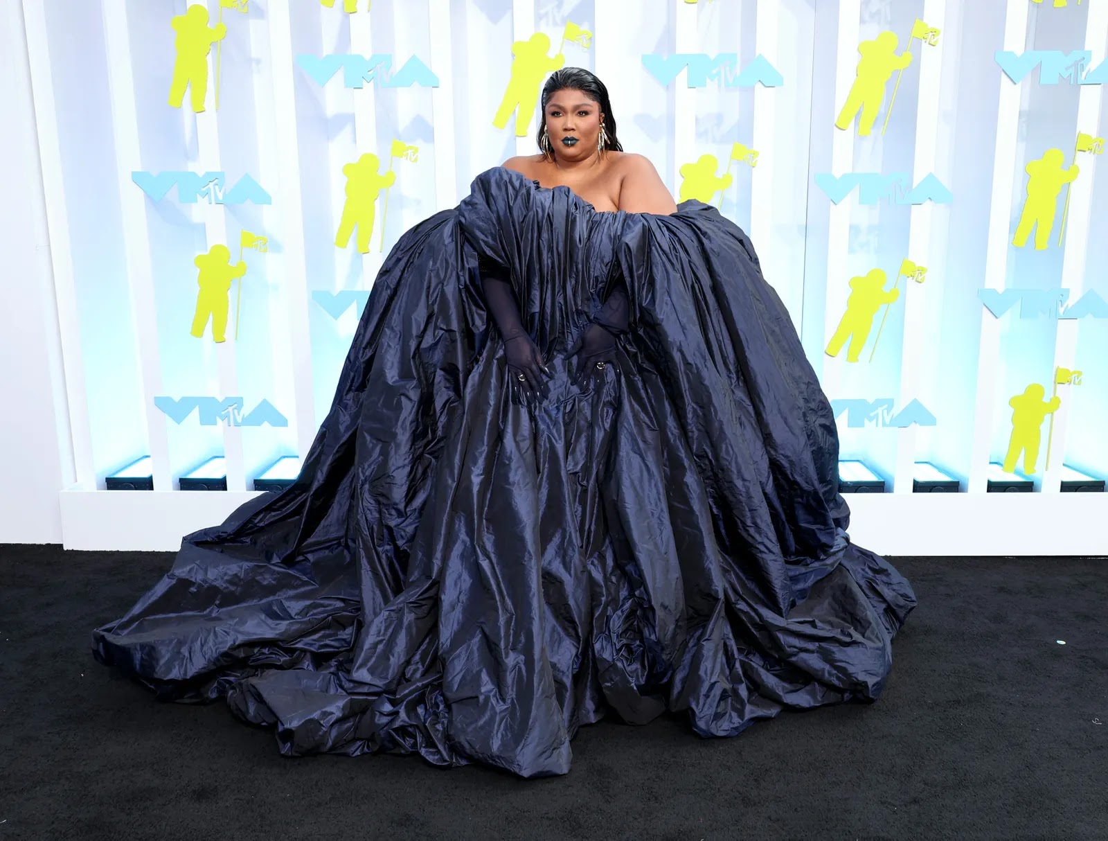 Los impresionantes looks de las celebridades en la alfombra roja de los MTV VMAs 2022