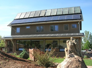 Casa con paneles fotovoltaicos y para calentar agua