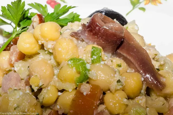 Ensalada de garbanzos con anchoas