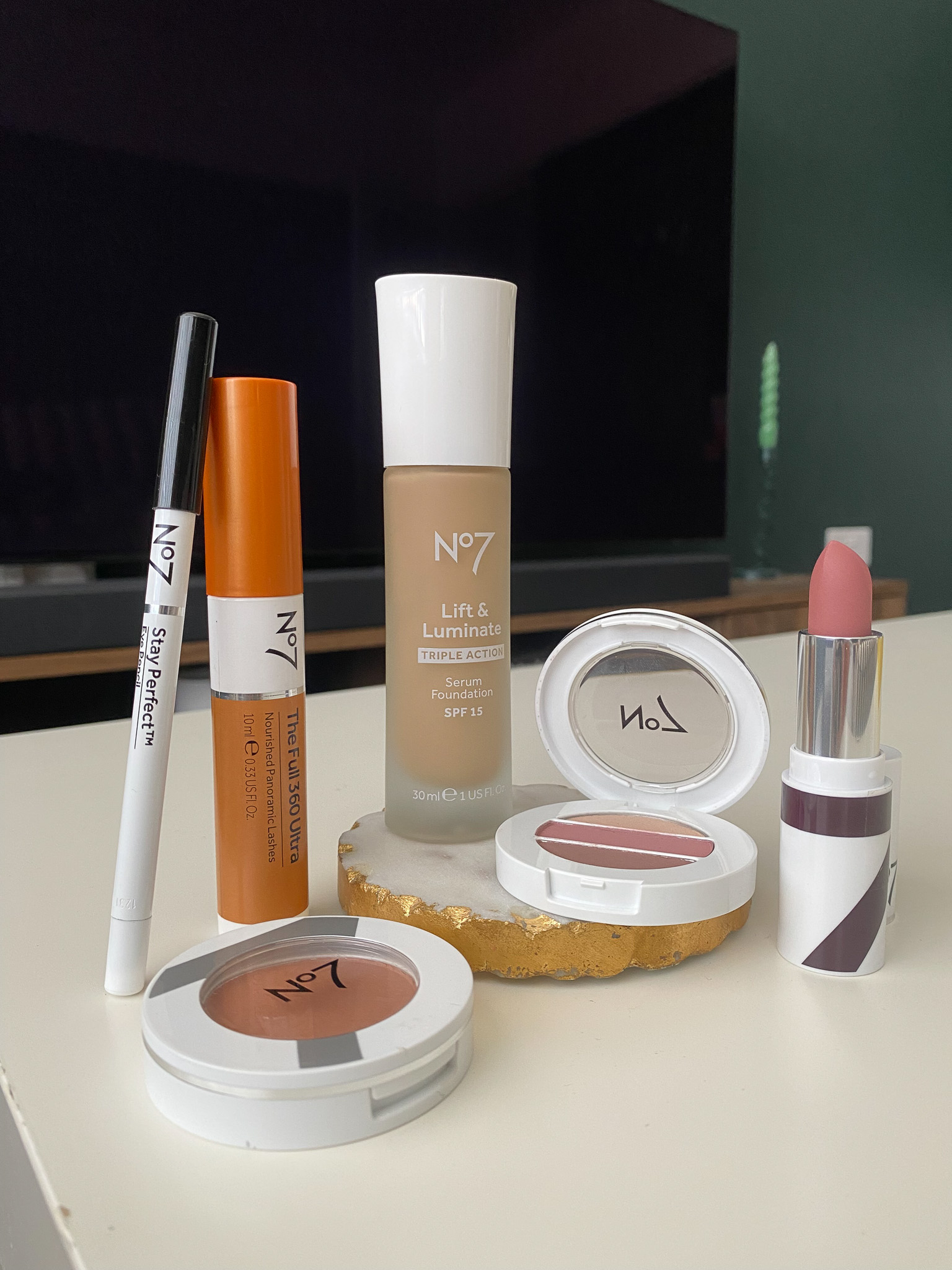 weekend glow makeup look no7 beauty products