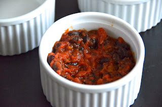 GEBACKENE EIER AUF MEXIKANISCH MIT SCHWARZEN BOHNEN, TOMATEN, CHILLI UND KORIANDER