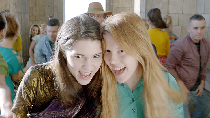 Michalina Olszanska e Marta Mazurek como Golden e Silver no filme 'A Atração'