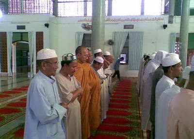 (5 Gambar) Sami Solat Dalam Masjid