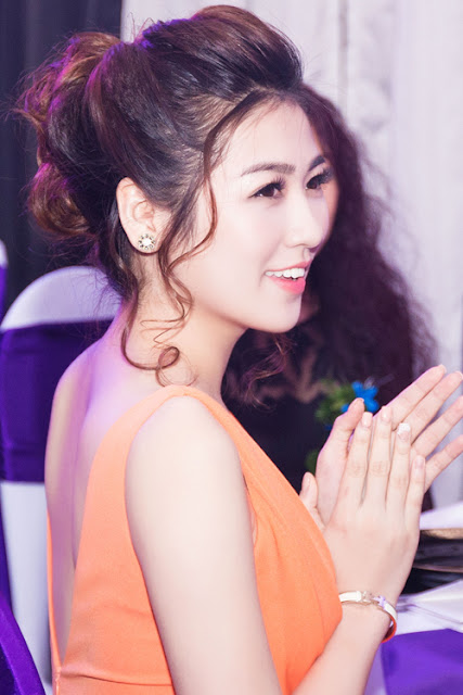 Cô trang điểm theo kiểu Hàn Quốc, mái tóc bới cao thể hiện sự quý phái. 